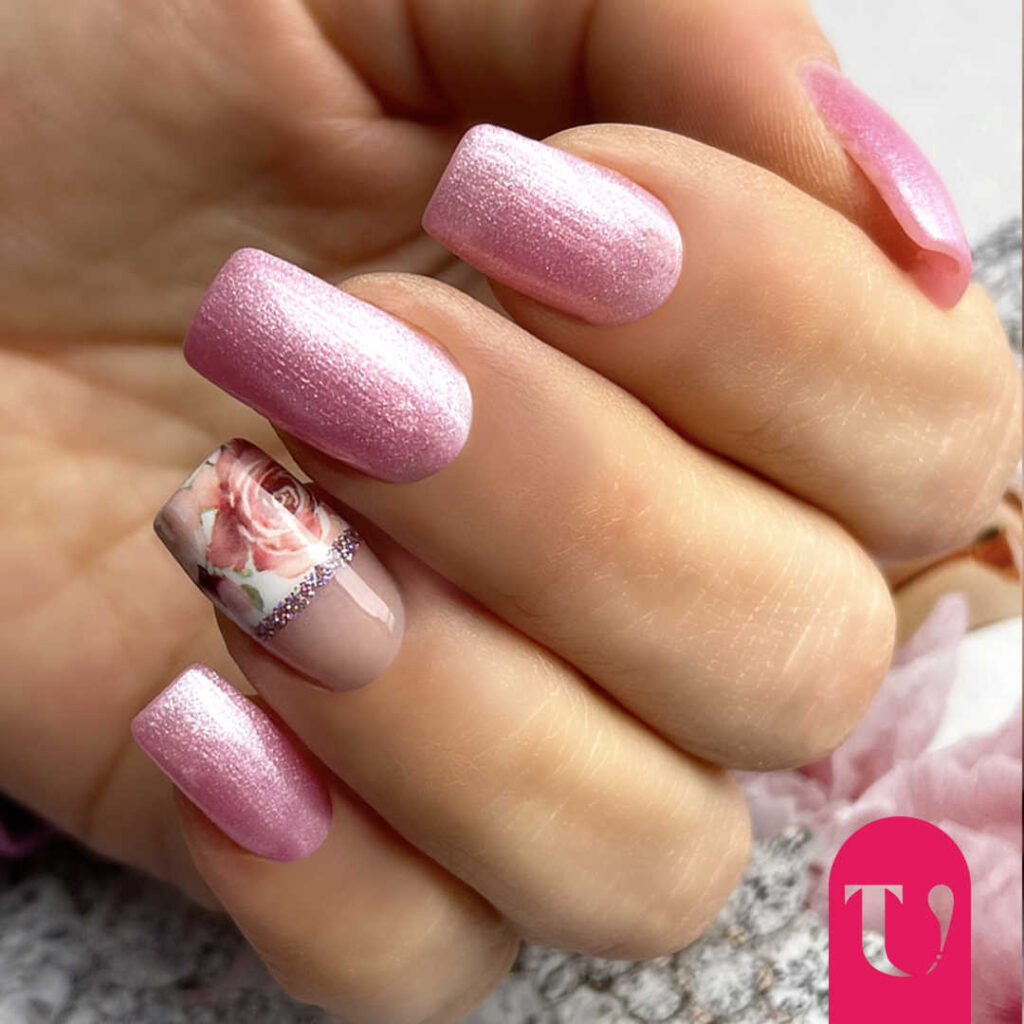 Unghie mani con rose, marghetie e tulipani disegnati
