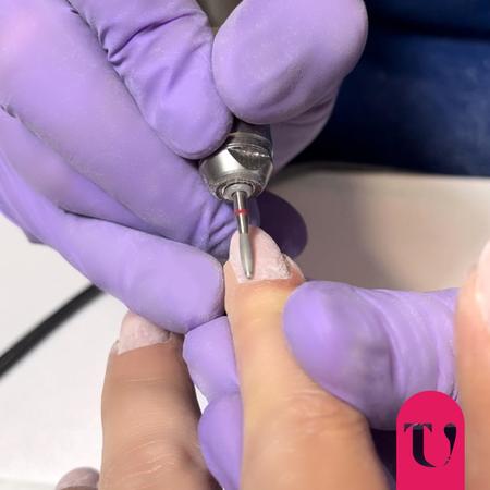 Pulizia corretta delle zone sensibili del giro cuticole e i laterali