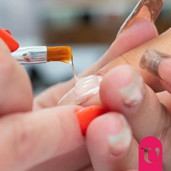 Stesura del trattamento gel sulle unghie
