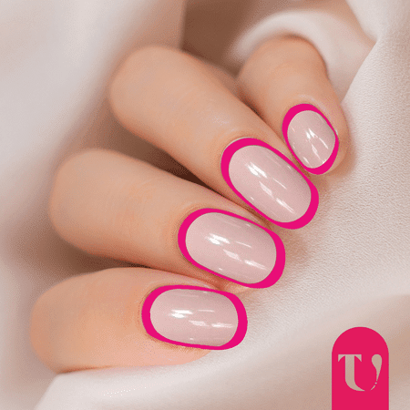 Nail art color rosa cipria incorniciata da un fucsia fluo