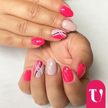 Nail art color fucsia con decorazioni rosa e nero