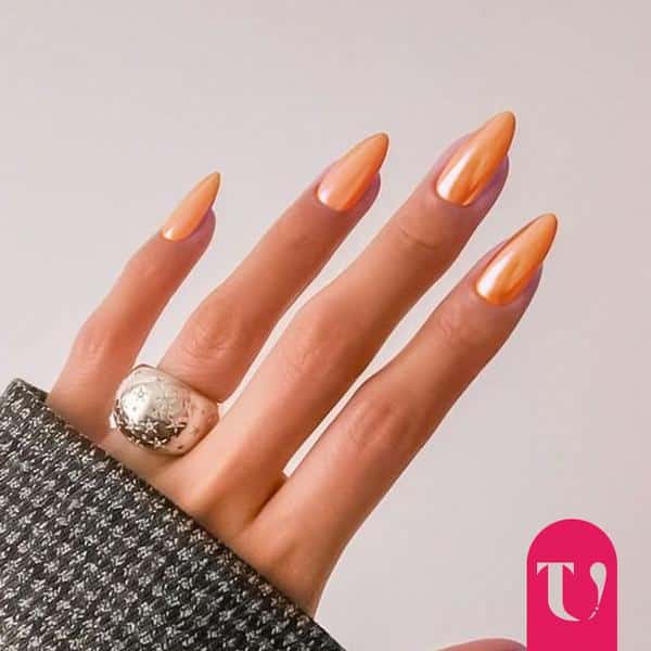 Unghie color arancione chiaro metallizzato