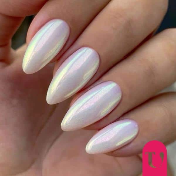 Unghie con smalto color bianco iridescente